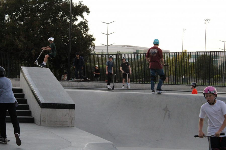 Many+teens+and+kids+recently+enjoyed+the+San+Ramon+skate+park.+While+a+sign+at+the+parks+entrance+reads+a+maximum+of+20+people+allowed+an+no+social+gatherings%2C+many+skaters+were+observed+not+social+distancing+and+none+were+wearing+masks.