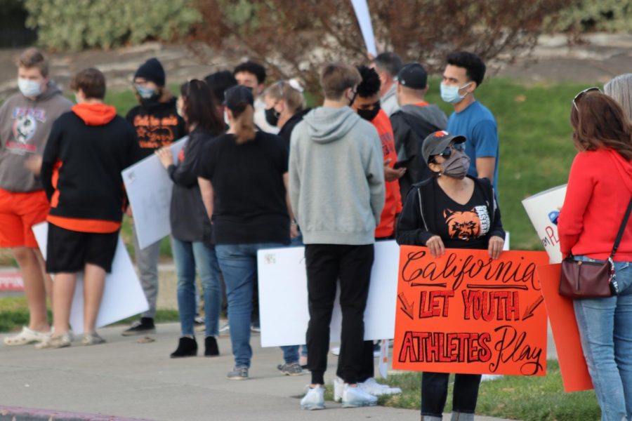 Dozens+of+students+and+parents+rallied+outside+of+campus+to+push+for+the+start+of+high+school+sports.