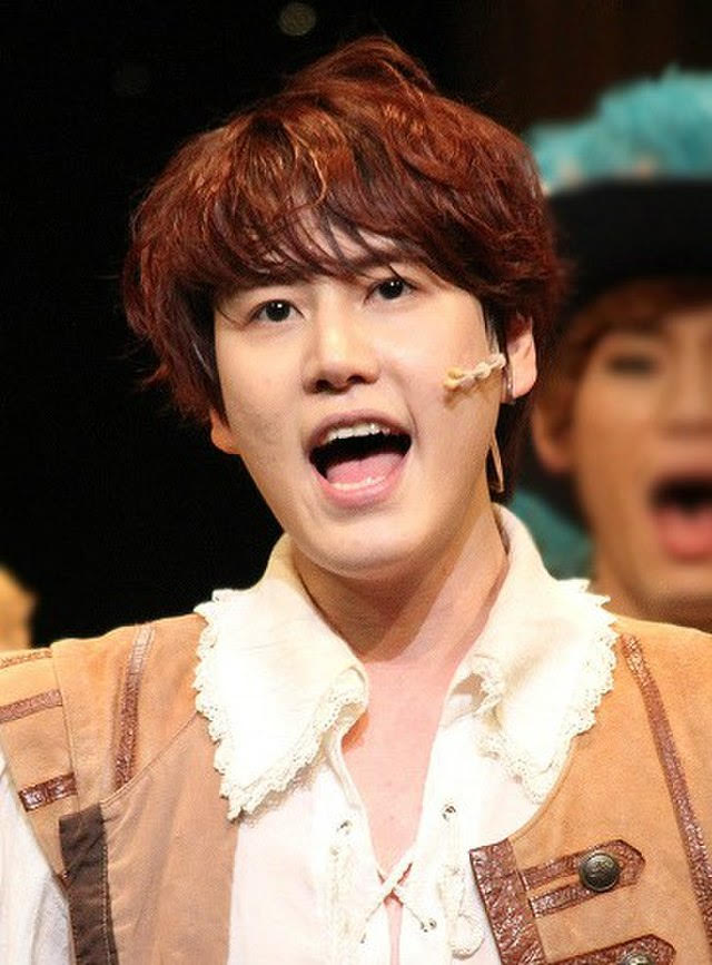 Singer Kyuhyun is one of the commentators of the show.