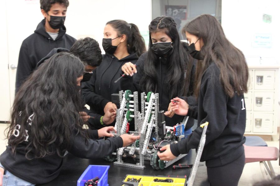 Cal+High%E2%80%99s+robotics+A-Team+perfects+their+robot+before+competing+in+the+state+competition.