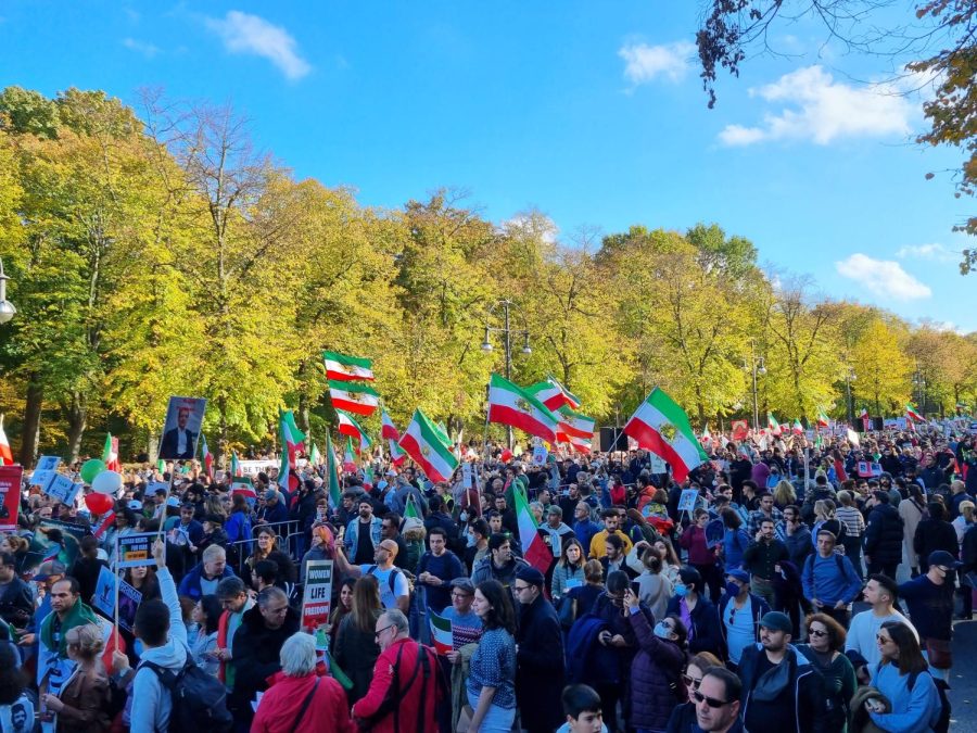 Citizens+in+Berlin+stand+in+solidarity+with+Iranian+citizens+after+the+death+of+Mahsa+Amini.