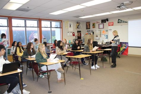 iQuest adviser Michelle Turner talks to some of the students in her unique class, which meets only once a week. The class focuses on finding internships for the students.