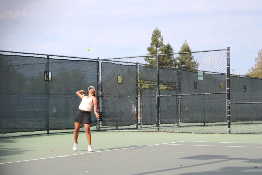 Sophomore+Gracie+Barco+serves+the+ball+during+a+varsity+women%E2%80%99s+tennis+match+last+season.