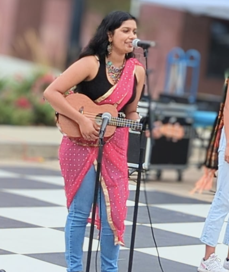 Junior+Shivali+Pathak+sings+and+plays+her+ukelele+with+the+Tri-Valley+Youth+Music+Group.