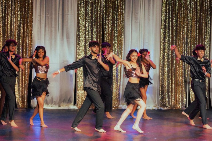 Members+of+Cal+High%E2%80%99s+club+Chalkaa+perform+a+dance+during+their+Dil+Se+showcase+at+Irvington+High+School+in+Fremont.