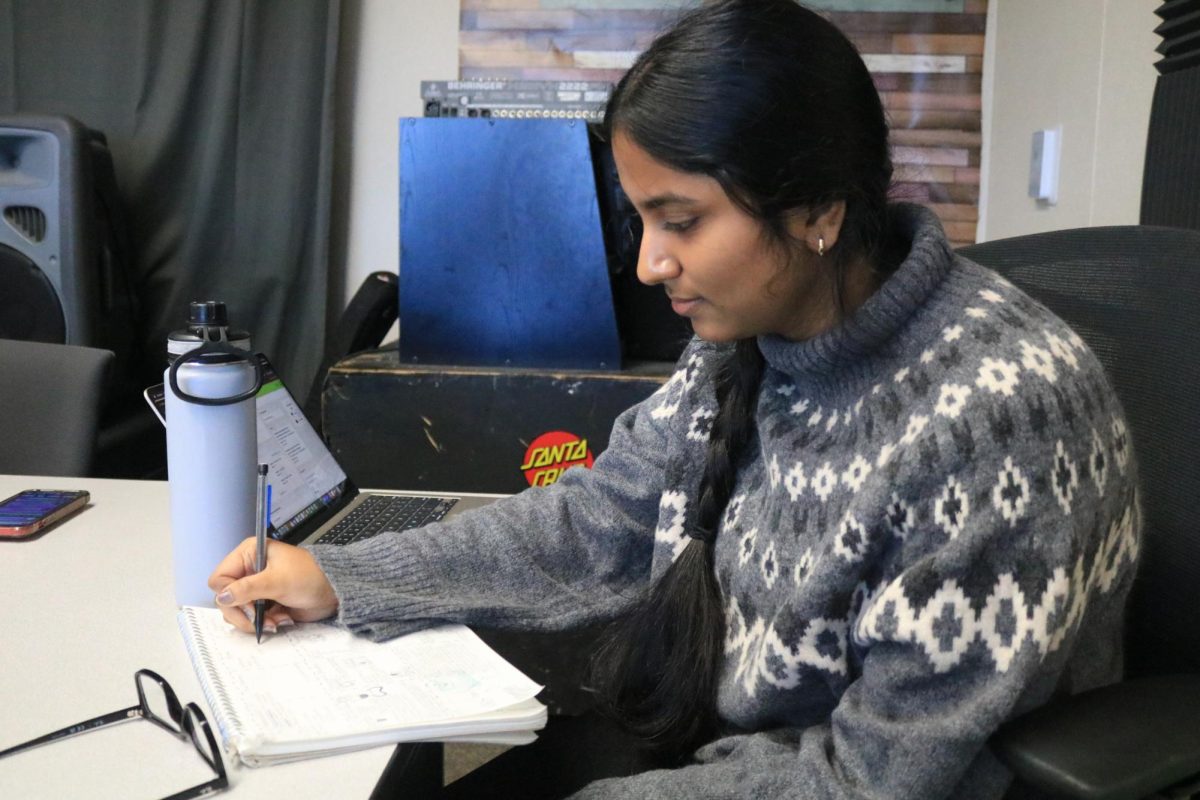 Senior Mary Sakshita Reddy Yeruva creates sketch notes in Brandon Andrews’ AP Gov class. Sketch notes are a unique and engaging way to combine drawings and written notes.