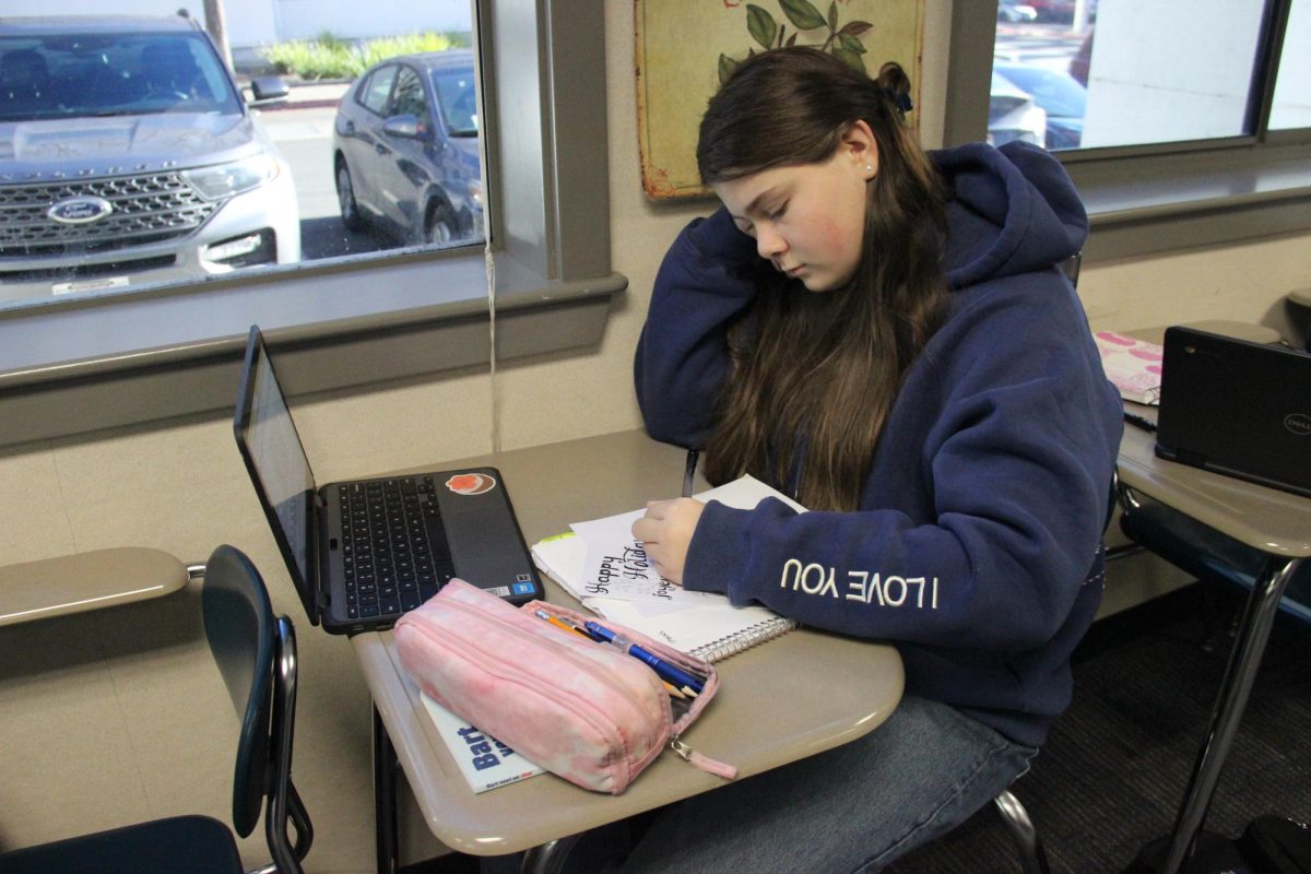 Freshman Whitney Burkett writes a message for her French pen pal. Students sent letters to France in December, and have exchanged multiple letters through Padlet over the past year.